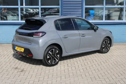 Car image 4