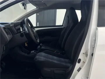 Car image 26
