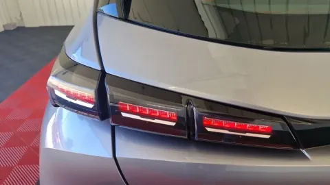 Car image 30