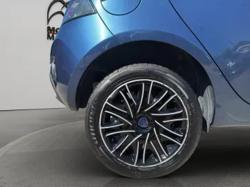 Car image 22
