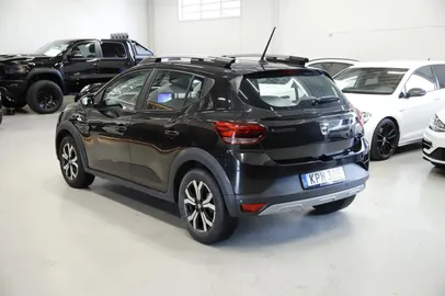 Car image 3