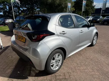Car image 4