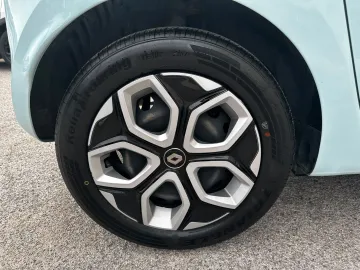 Car image 22