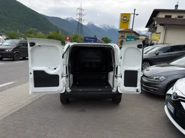 Car image 28