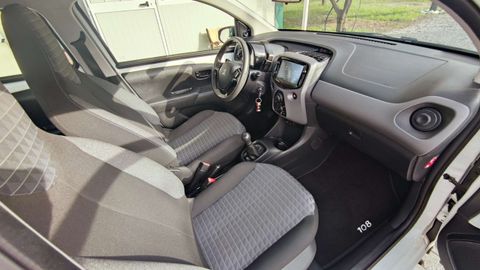 Car image 14