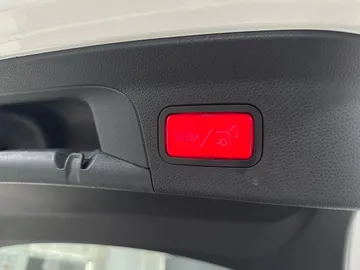 Car image 44