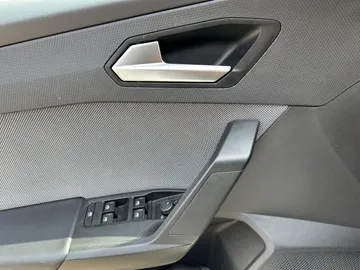 Car image 32