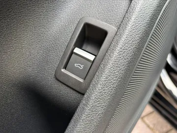 Car image 38