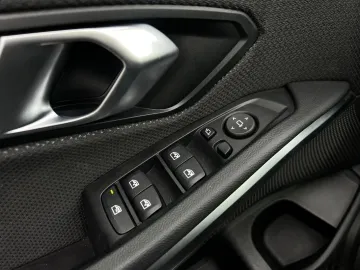 Car image 40
