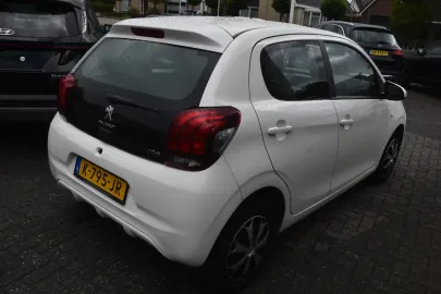 Car image 4