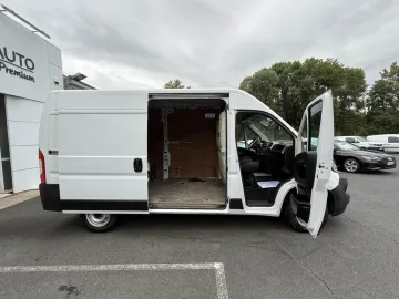 Car image 32
