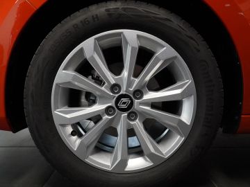 Car image 12