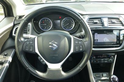 Car image 14