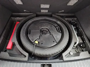 Car image 32