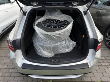Car image 34