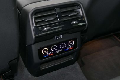 Car image 32