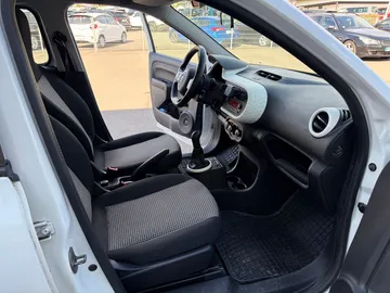 Car image 12