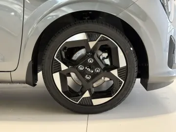 Car image 26
