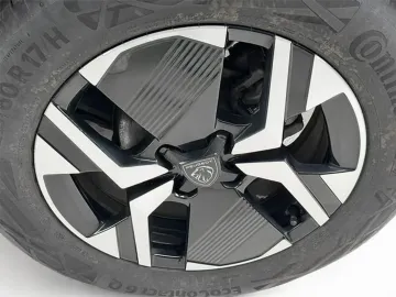 Car image 26