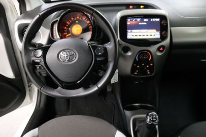 Car image 12