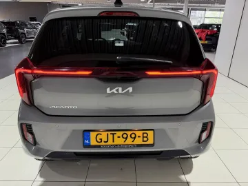Car image 25