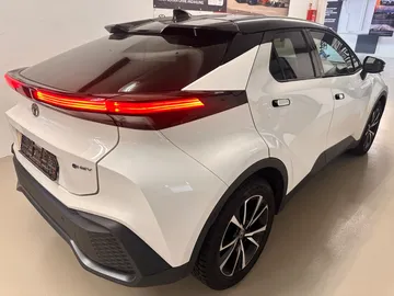 Car image 3
