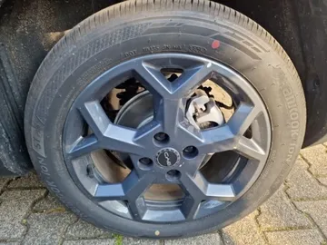 Car image 24