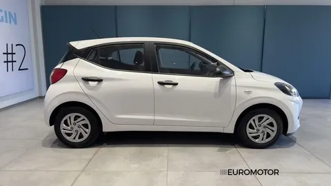 Car image 4