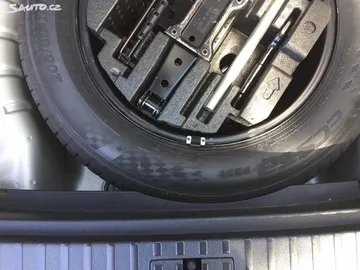Car image 24