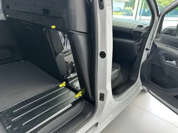 Car image 25