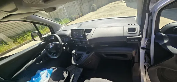 Car image 17