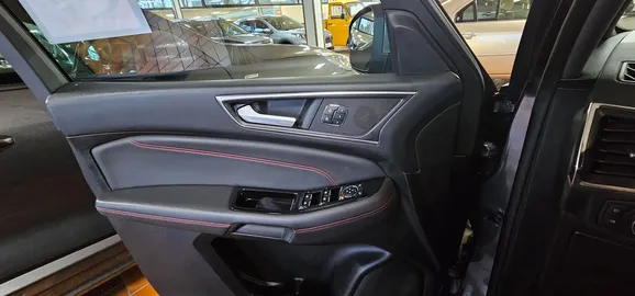 Car image 17