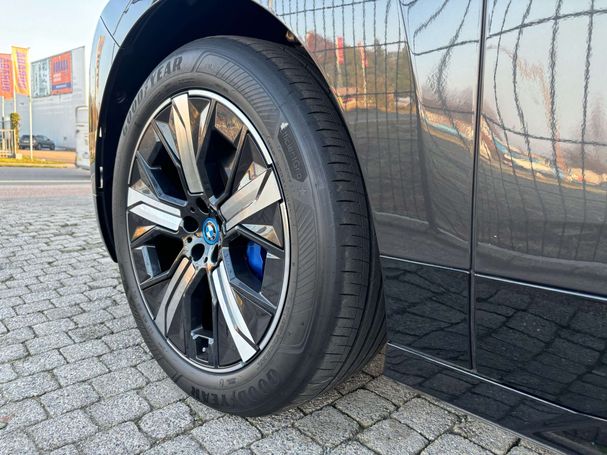 BMW iX xDrive40 240 kW image number 5