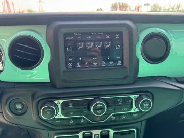 Car image 28