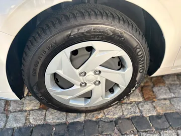 Car image 25