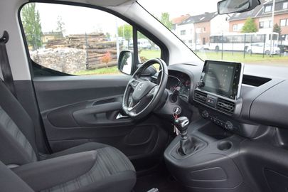 Car image 14