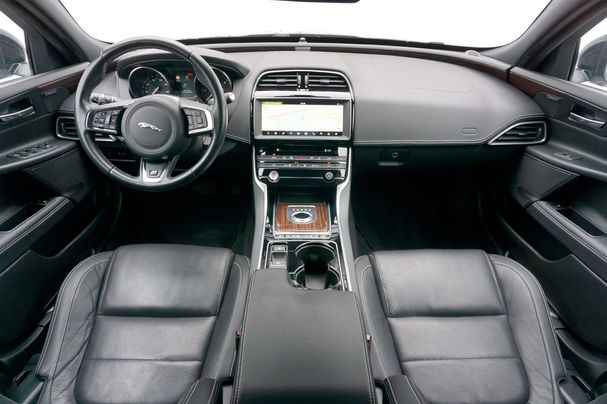 Jaguar XE 132 kW image number 14