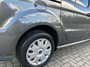 Car image 25