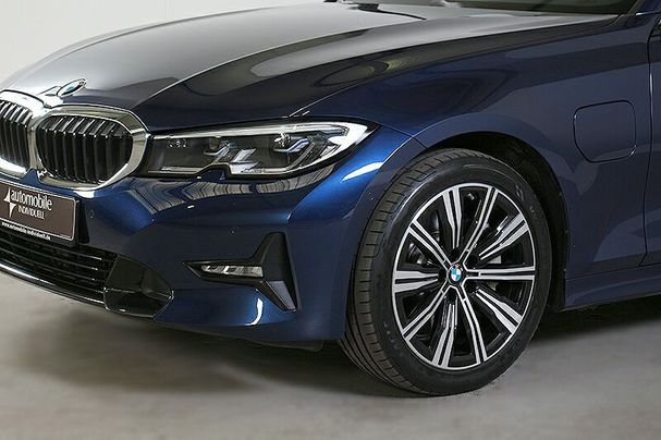 BMW 330 e Sport Line 215 kW image number 16