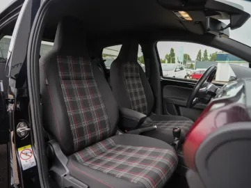 Car image 32