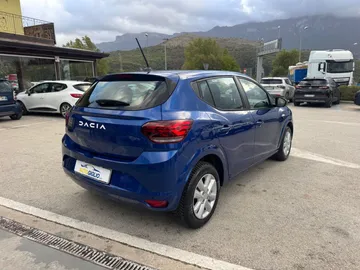 Car image 4