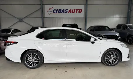 Car image 4