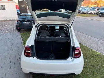 Car image 14