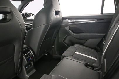 Car image 32