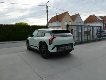 Car image 32