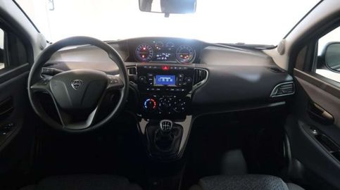 Car image 14