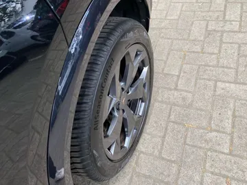 Car image 27