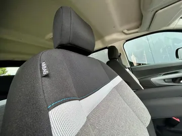 Car image 30