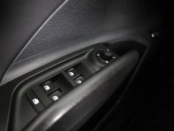 Car image 33