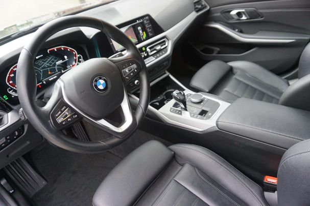 BMW 330 e M 215 kW image number 7